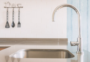 Design e funcionalidade: como a torneira cromada para cozinha pode valorizar sua casa