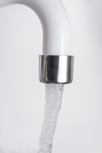 Torneira com filtro vale a pena no dia a dia? Descubra agora
