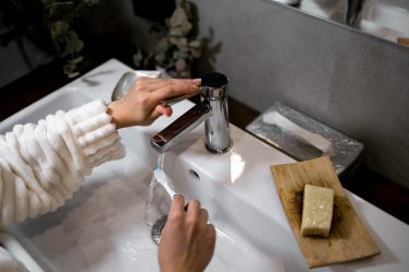 Torneira banheiro inox ou cromada? Veja qual é a melhor